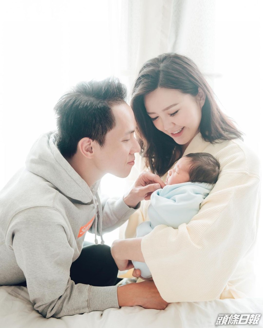 同年11月吳若希宣佈懷孕三個月，翌年待囡囡Giselle出生後結婚。